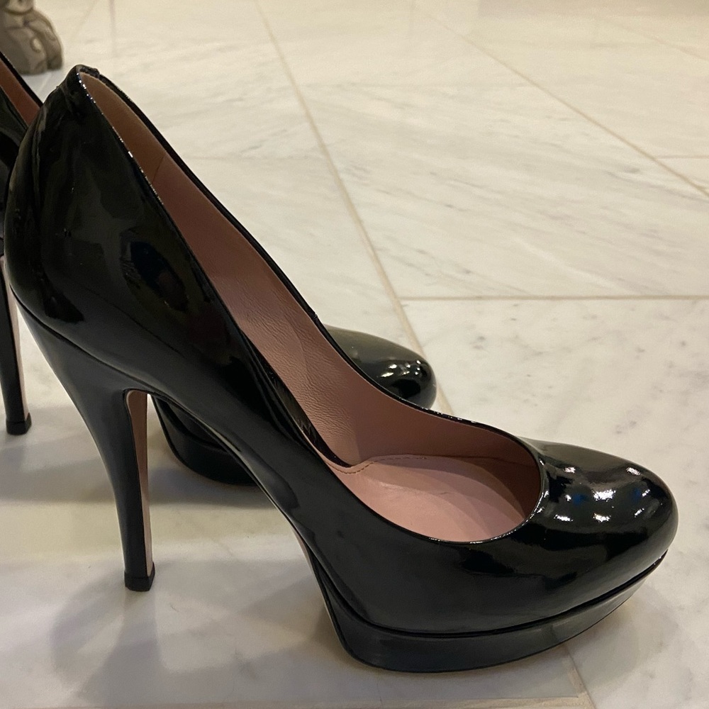 Reposhing these gorgeous black patent leather Gucci platform pumps.